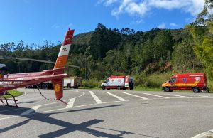 Motociclista sofre queda na BR-101 e é socorrido de helicóptero dos bombeiros