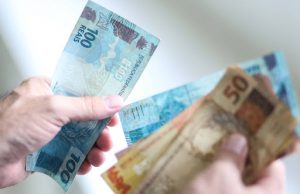 Bolsonaro sanciona lei do salário mínimo