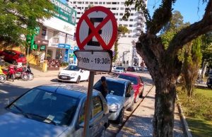 Guarda Municipal de Tubarão multa vários veículos estacionados em contramão de avenida