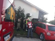 Motorista perde o controle da direção e carro colide em residência, no centro de Jaguaruna