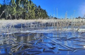 Forte frio desta sexta faz lago congelar em São Joaquim; tempo muda neste sábado (11)