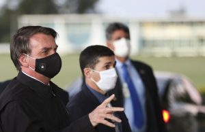 Bolsonaro sanciona lei que torna obrigatório o uso de máscara