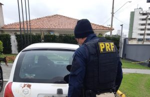 PRF recupera carro furtado há quase 1 ano em Imbituba, na BR-101