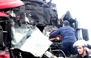 Engavetamento entre 3 caminhões deixa motorista gravemente ferido
