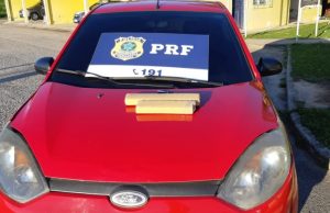 Motorista tenta fugir da polícia na BR-101, mas é preso com 2 kg de maconha