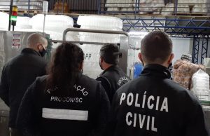 Polícia Civil e Procon interditam fábrica de álcool em gel em Tubarão
