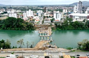 Conjuntos de colunas e de apoios da nova ponte sobre o Rio Tubarão estão 50% concluídos