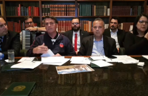 Presidente Jair Bolsonaro sobrevoa áreas atingidas por ciclone em SC neste sábado (4)