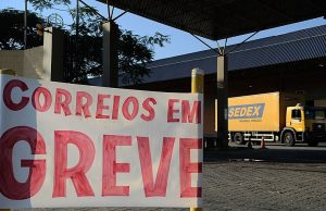 100 mil funcionários dos Correios aderem à greve após assembleias