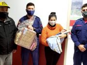 Pais visitam quartel dos bombeiros de Laguna após ter bebê salvo de engasgamento