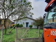 Bombeiros combatem incêndio em residência no bairro Barbacena, em Laguna