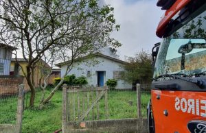 Bombeiros combatem incêndio em residência no bairro Barbacena, em Laguna
