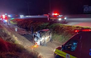 3 pessoas ficam feridas em capotamento na BR-101, em Imbituba
