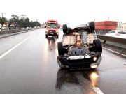 Casal de Imbituba fica ferido em capotamento na BR-101, em Laguna