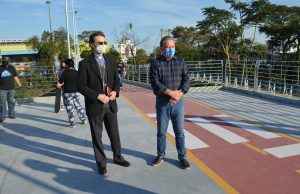 Bispo e prefeito revivem ato inaugural da ponte pênsil na nova passarela