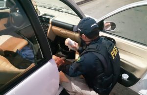 Motorista é preso e menor apreendida com cocaína na BR-101, em Tubarão