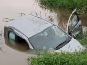 Motorista perde controle e carro cai da ponte da Jabuticabeira, em Jaguaruna