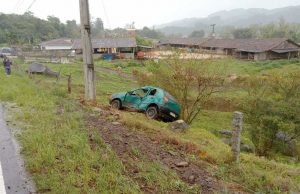 Carro sai da pista, colide em poste e 3 ficam feridos na SC-370, em Grão-Pará
