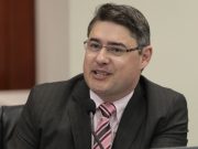 Oficial de justiça cumpre intimação a Douglas Antunes em plena Câmara de Vereadores
