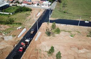 Iniciada a pavimentação das ruas do parque empresarial de Tubarão