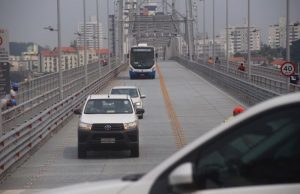 Tráfego de veículos é reaberto na Ponte Hercílio Luz após 38 anos