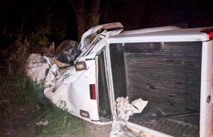 Idoso de 75 anos fica preso às ferragens de caminhonete após capotamento