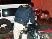 Moto 1.000 cilindradas clonada é apreendida sendo transportada em guincho na BR-101, em Tubarão