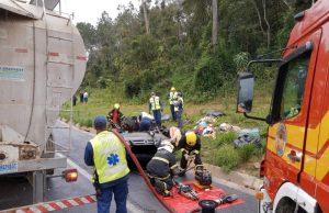 4 pessoas da mesma família morrem em acidente entre carro e caminhão em SC