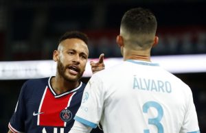 Neymar acusa zagueiro de racismo e conivência do juiz