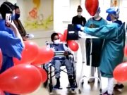 Vídeo: Garoto de 12 anos vence luta contra a covid-19 e recebe alta de hospital de Tubarão
