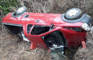 Idoso de 74 anos morre em capotamento em estrada do interior de Armazém