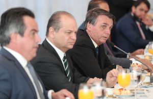 Governo prorroga auxílio emergencial de R$ 300 até o fim do ano