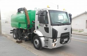 Novo equipamento para limpeza das ruas de Tubarão inicia operação