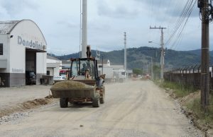 4 ruas no bairro Humaitá de Cima são preparadas para receber asfalto