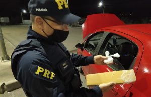 Pai e filhos gêmeos são presos por tráfico de drogas em Tubarão