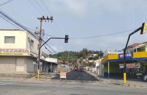 Rua Altamiro Guimarães recebe pavimentação asfáltica em trecho de paralelepípedo