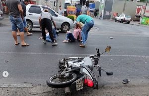 Casal fica ferido em acidente em cruzamento no bairro Oficinas