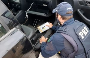 1 kg de cocaína é apreendido pela PRF na BR-101, em Tubarão