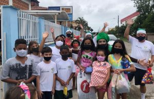 Alunos do Esporte Comunitário Unimed recebem presentes de Natal em Tubarão