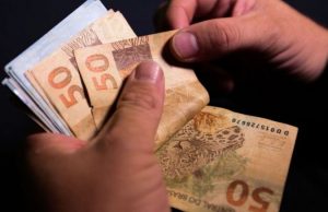 Medida Provisória fixa salário mínimo em R$ 1,1 mil em 2021