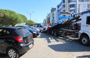 Mais de 100 veículos são guinchados em avenida no Mar Grosso, em Laguna