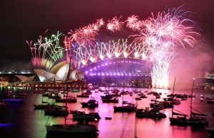Fogos de artifício explodem no alto de ruas vazias, na Austrália