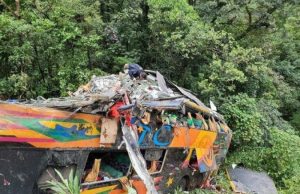 Acidente com ônibus de turismo deixa ao menos 12 mortos no litoral do Paraná