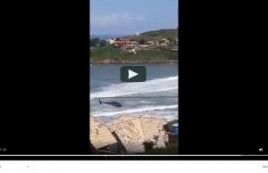 Vídeo: Homem cai no mar em costão no Farol de Santa Marta