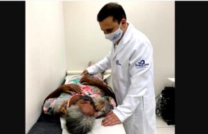Prefeito Dr. Vicente atende pacientes para suprir falta de médicos