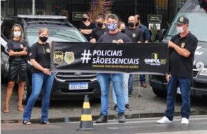 Policiais civis de Tubarão participam de ato estadual alertando casos de Covid