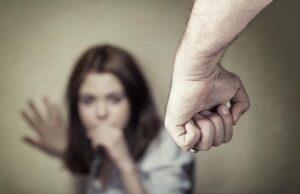 Tubarão: Bêbado, marido agride a esposa e a filha de 15 anos e resiste à prisão