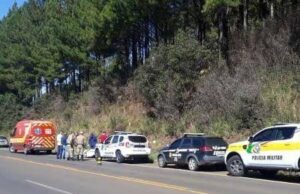 Homem é preso após ser pego carregando um cadáver em um carrinho de mão.