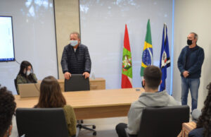 Jovens que vão atuar no Facilita Tubarão recebem boas-vindas do prefeito