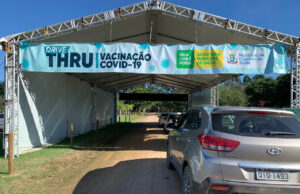 162 moradores de 58 e 59 anos são vacinados no drive-thru